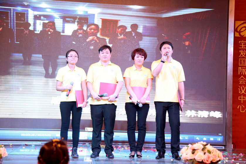 公司陈泊璁副总年会带领员工致感恩词.jpg