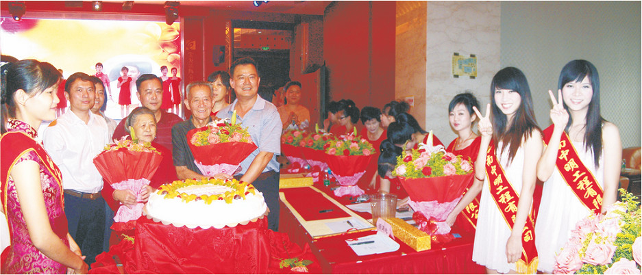 公司第八周年庆典活动.jpg